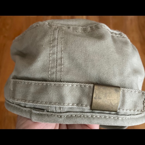 Beige 🧢 cap with adjusted strap - Picture 5 of 5